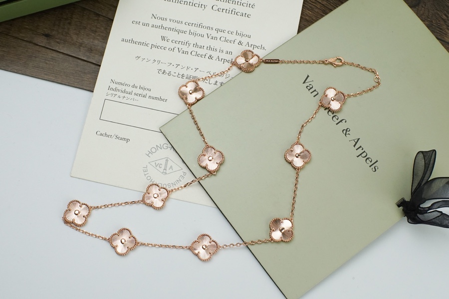 👼VCA四叶草十花短款项链🍀🍀以玑镂雕花工艺点缀 真实细节呈现💏！🍀电镀18K金工艺 ‼️✨ 不必多言 
