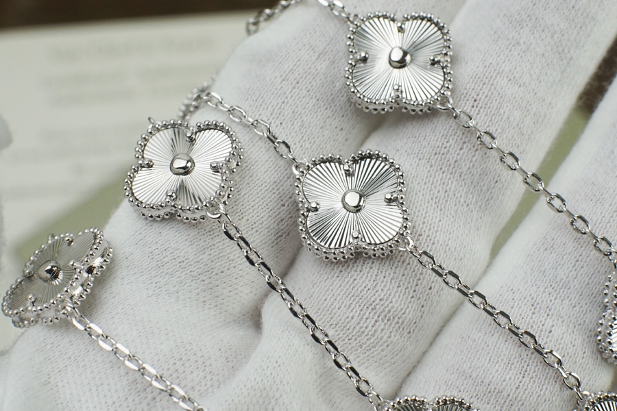 👼VCA四叶草十花短款项链🍀🍀以玑镂雕花工艺点缀 真实细节呈现💏！🍀电镀18K金工艺 ‼️✨ 不必多言 