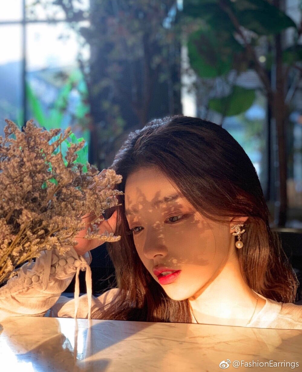 NO:635338,88180, the top hit item returns. Chanel Goose classic gold diamond hanging pearl earrings. Classic and never go out of style. I understand everything. Cherish the spot and make money when you buy it. Material: gold-plated brass, Swarovski crystal, Swarovski pearls, chanel, gold plating, Cartier high-end jewelry1986090988180,王牌爆款返场 香奈鹅经典款金钻吊珍珠耳钉 经典永不过时 懂的都懂 珍惜现货 买到赚到 材质 黄铜镀金 施华洛水晶 施华洛珍珠,,chanel,gold plating,卡迪亚高端饰品,Jewelry