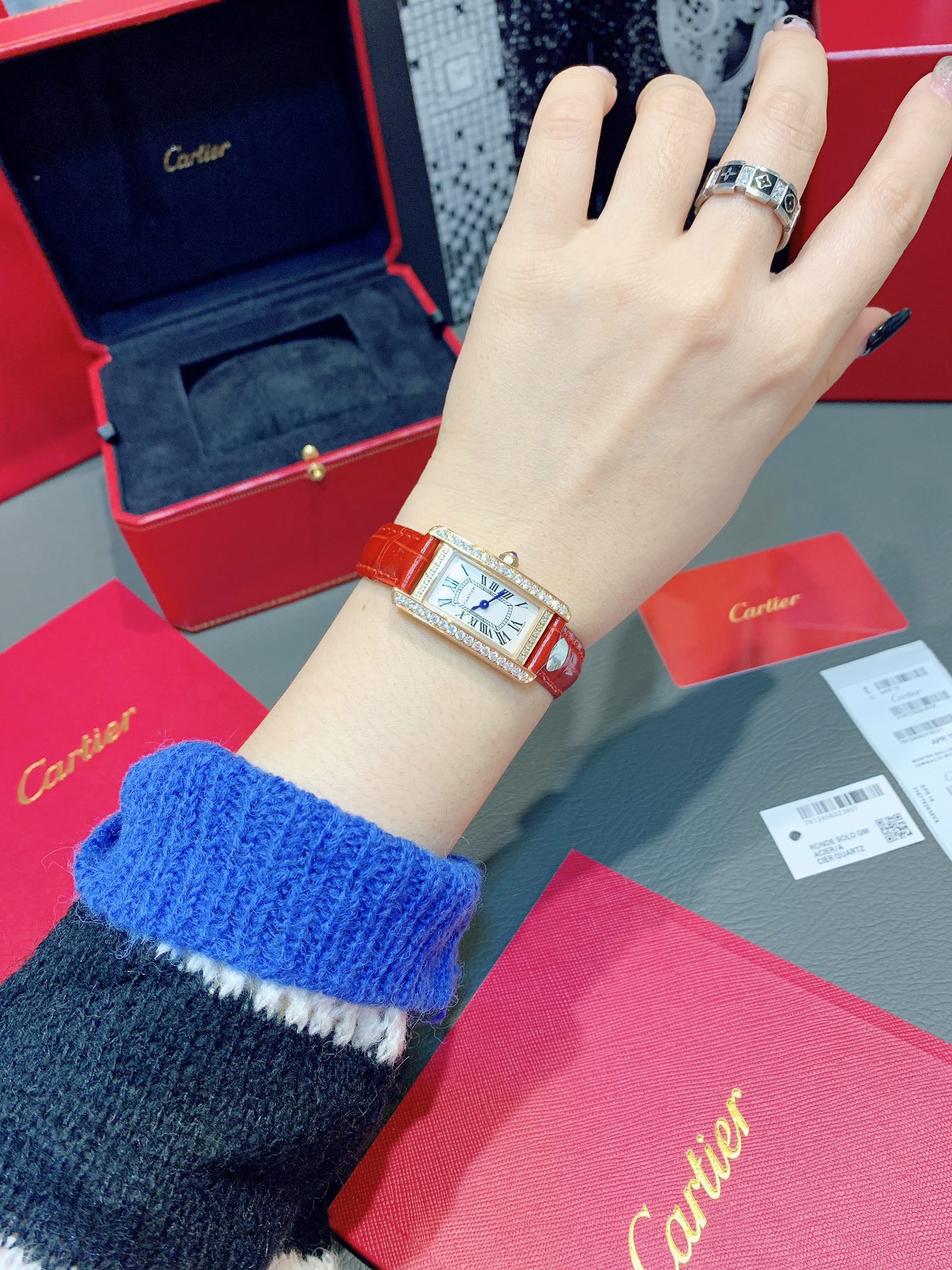 NO:947187,Get started with the renderings!  Approved silver luster. Rose gloss. With diamond plus 30. Exclusive real shot, pay attention to the details and quality. Taiwan factory Cartier-American tank-Cartier Tank  Américaine watch, small model, three sizes in one. Uses sapphire crystal, Swiss quartz movement. Original open mold, stainless steel case, octagonal crown, inlaid with a synthetic blue spinel, silver-plated dial, sword-shaped blue steel hands, with original glossy folding clasp, made of imported multi-color calfskin. The large wrist watch is elegant and popular among connoisseurs. Case size 34.80 x  19.00mm.,,cartier,cartier,cowhide19860909上手效果图！ 批银光.玫光.带钻加30 独家实拍,认准细节品质 台湾厂卡地亚-美国坦克-Cartier Tank Américaine腕表,小号表款,三码合一.采用蓝宝水石晶镜面,瑞士石英机芯.原版开模,精钢表壳,八角形表冠,镶嵌一颗合成蓝色尖晶石,镀银表盘,剑形蓝钢指针,搭配原装光面折叠表扣,采用进口多色小牛皮.腕大表器优雅,深行受家青睐.表壳尺寸34.80 x 19.00毫米.,,cartier,cartier,cowhide,Watch