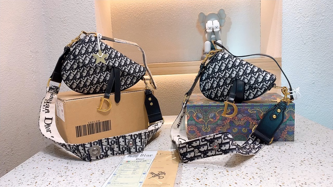 全套包装 D家轰动时尚界的马鞍包当数老花款最受热捧～每个包柜里都应该有的永恒经典也必将是一直火爆的传奇之作，Dior saddle马鞍包，有故事的包包注定不平凡，还记得 Dior 迪奥 家传奇设计总监海盗哥Gallliano吗，他在2000年初设计的马鞍包，一时成为家喻户晓的成名作，欲望都市里主角随身携带的那款包就是最早的马鞍包 大号25cm 小号21cm