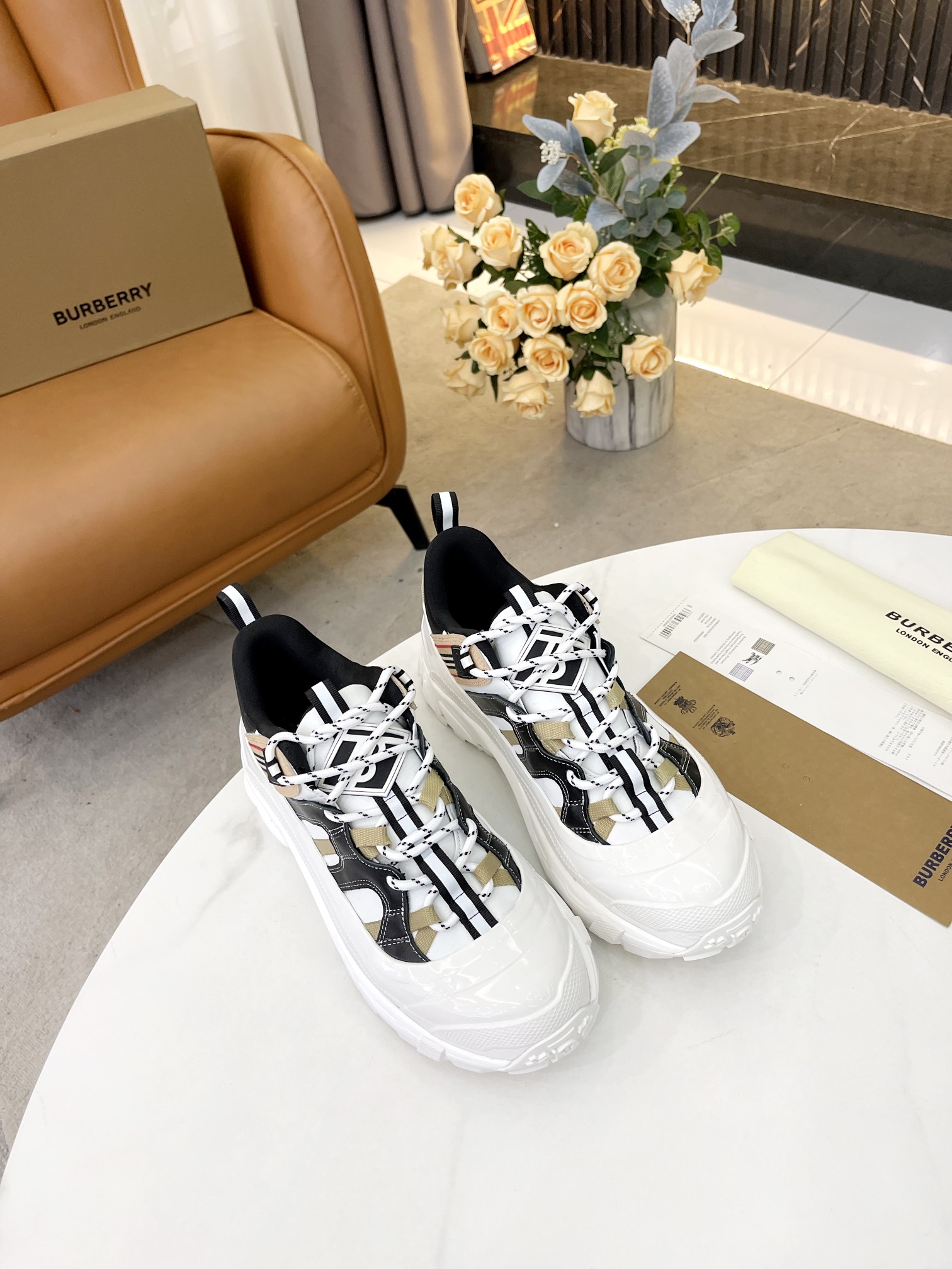 L5  Burberry 巴宝莉高版本经典运动鞋爆款,由 Vintage 复古格纹棉质面料打造 ,搭配滚边及品牌徽标贴花.围覆以雨靴灵感的亮泽外缘设计,鞋底的交叉细节汲取品牌标志性格纹的设计灵感 面料：丝绸牛皮 内里：原板网里+绵羊皮 大底：3层组合TPU 颜色：白色 码数：男款39-4539,45定制 包装：原板包装