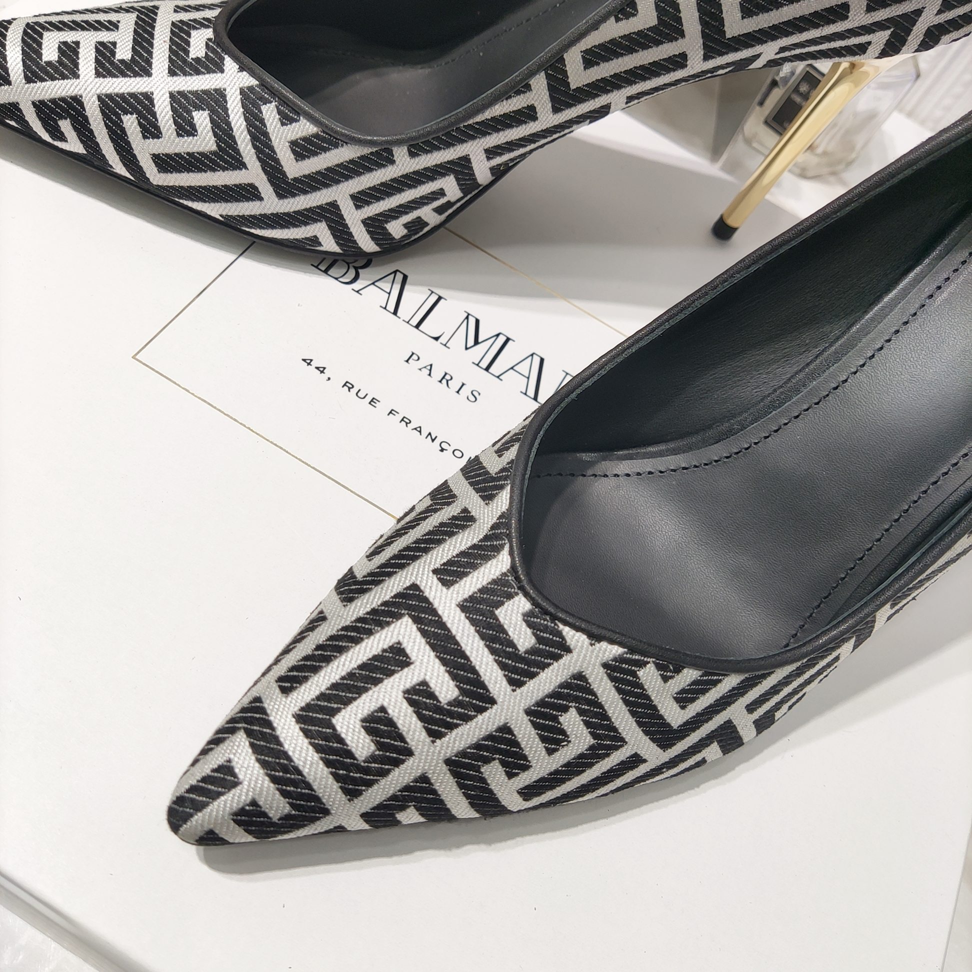 “2022 Spring/Summer Zenium High Heels: Italian Sole, Water-Skinned Interior, Cyclops Design” - 图片 3