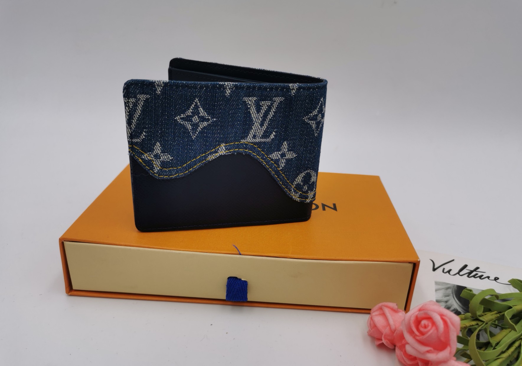 Detailed view of the wallet's interior, card slots and compartments.