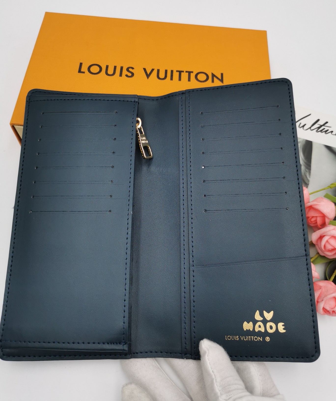 Leather bi-fold wallet bill compartment