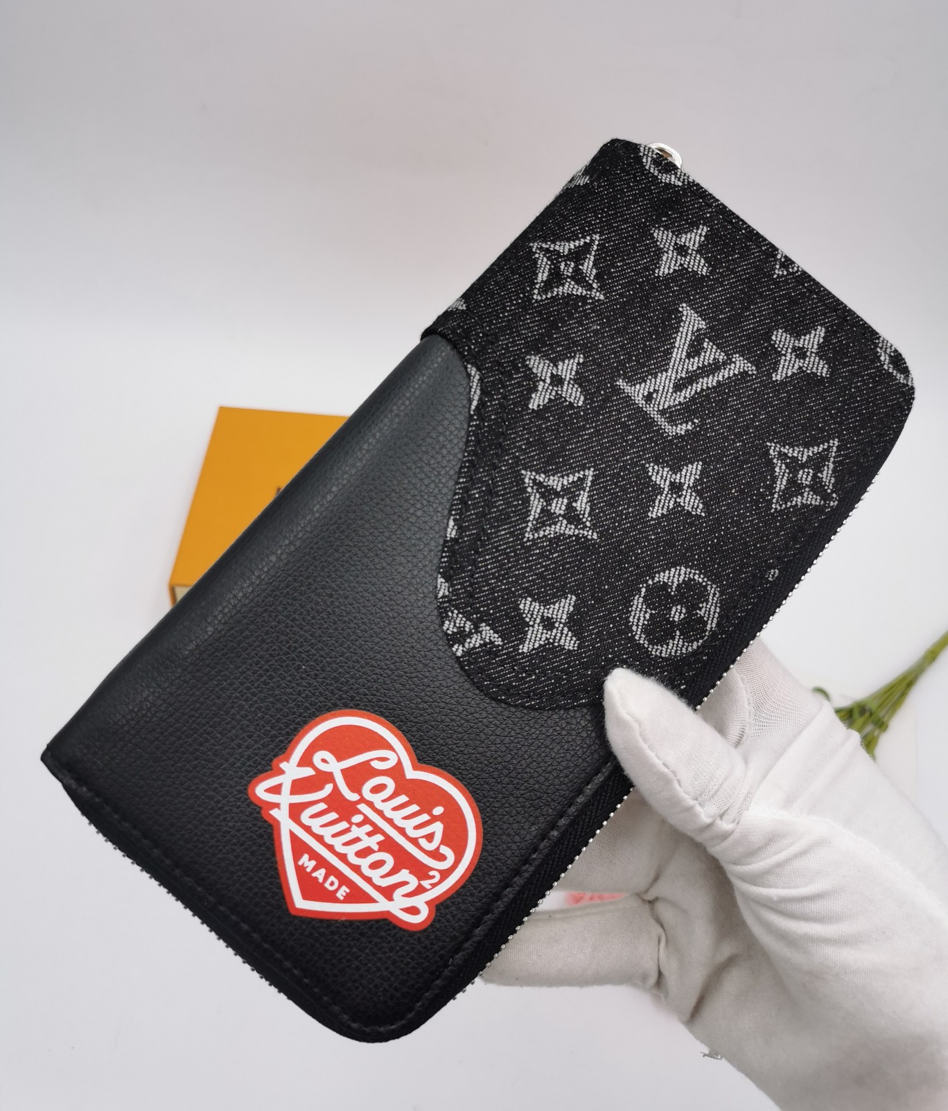 Genuine leather long zipper wallet texture