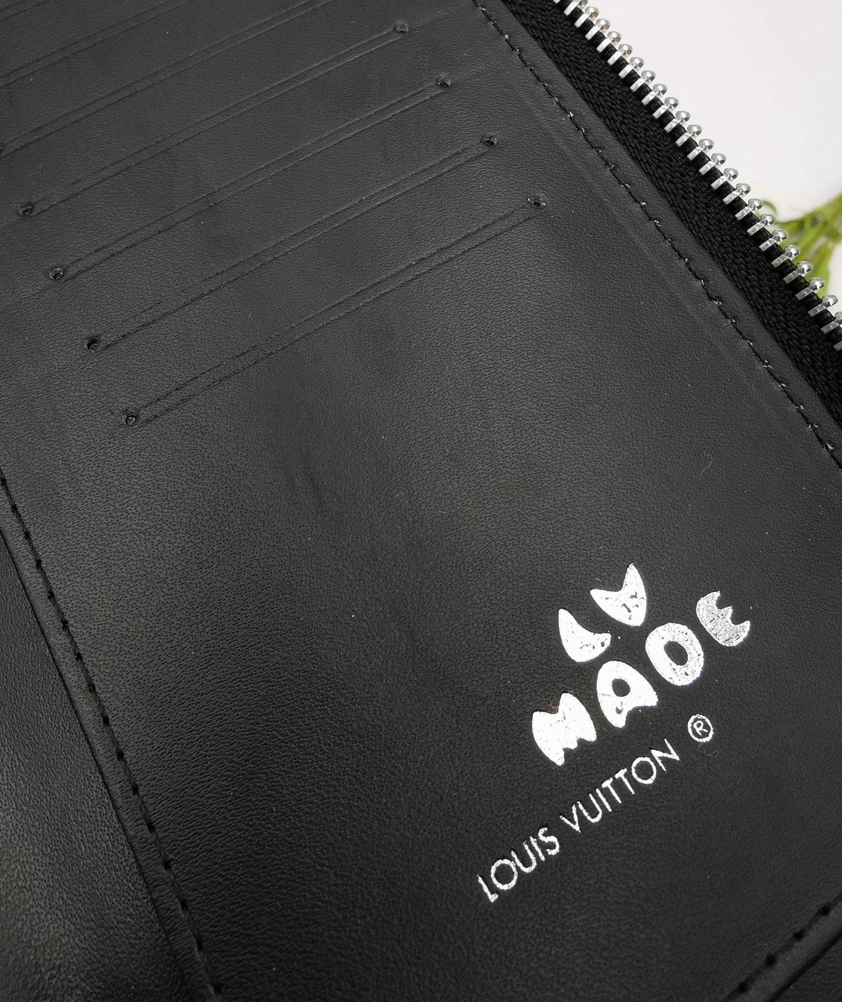 Close-up of the zipper on the leather wallet