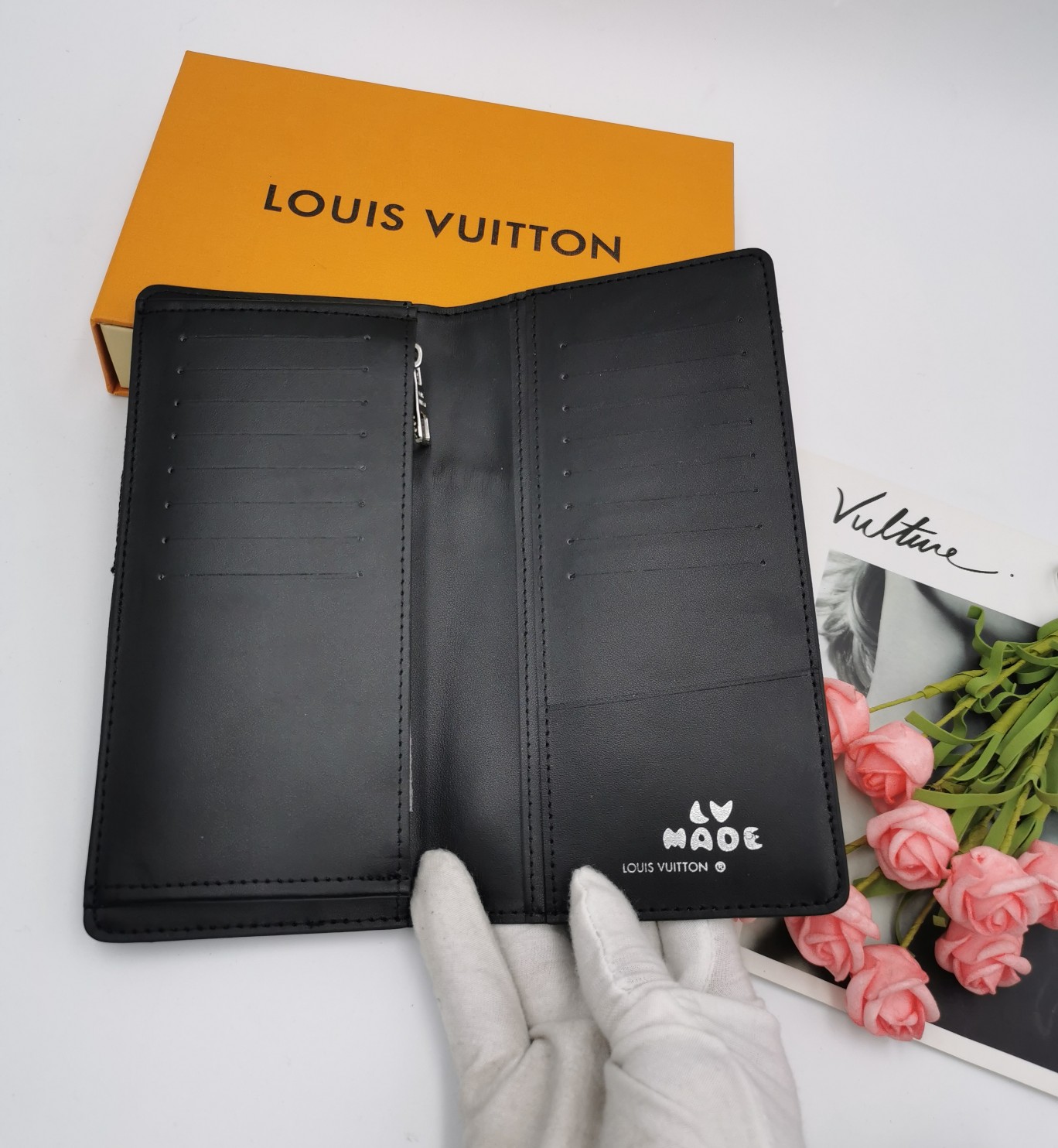 Leather bi-fold wallet bill compartment