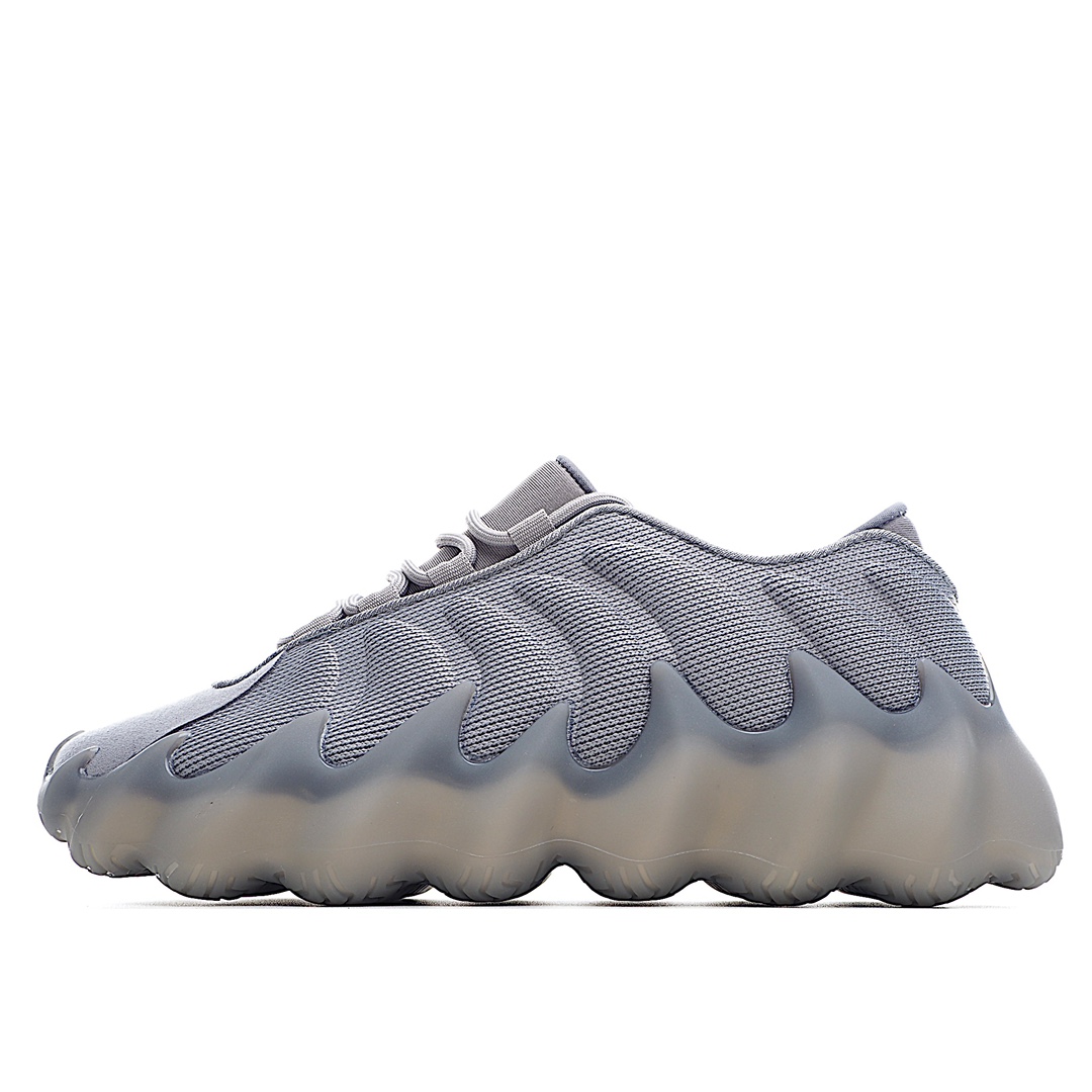 I0 Ad Yeezy K0 Sample椰子 K0 灰色 火山 小笼包鞋面依旧采用采用编织袜套鞋面搭配夸张的锯齿中底设计，独特的上翻结构十分符合各路球鞋玩家给他的「爱称」。中底部分似乎并没有采用 Boost 等 adidas 缓震科技，可谓是目前最为独特的阿迪达斯 Yeezy鞋款。