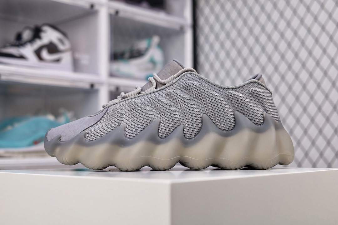 H5 公司级 椰子 K0 小笼包 Yeezy K0 Sample鞋面依旧采用采用编织袜套鞋面搭配夸张的锯齿中底设计，独特的上翻结构十分符合各路球鞋玩家给他的「爱称」。中底部分似乎并没有采用 Boost 等 adidas 缓震科技，可谓是目前最为独特的阿迪达斯 Yeezy鞋款。