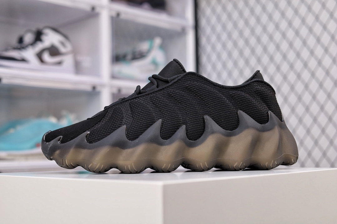 H5 椰子 K0 小笼包 Yeezy K0 Sample鞋面依旧采用采用编织袜套鞋面搭配夸张的锯齿中底设计，独特的上翻结构十分符合各路球鞋玩家给他的「爱称」。中底部分似乎并没有采用 Boost 等 adidas 缓震科技，可谓是目前最为独特的阿迪达斯 Yeezy鞋款。