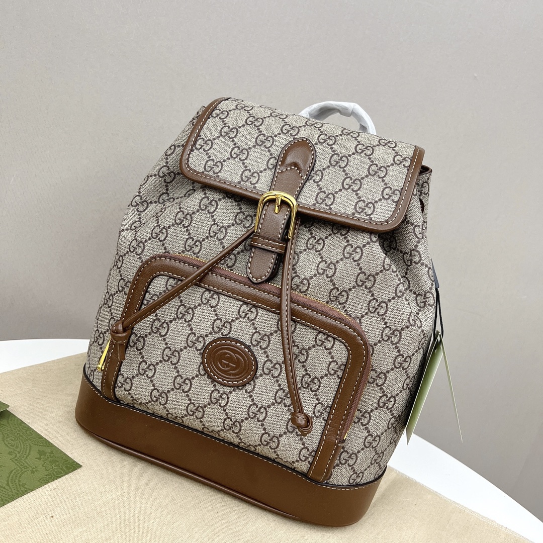 GUCCI2021秋冬新款Retro系列背包💰300 经典品牌元素.令单品散发出浓郁的复古格调.这款背包采用米色和乌木色GG Supreme帆布制作.饰以棕色皮革滚边.经典互扣式双G元素令整款设计散发出强烈的品牌魅力. 细节：米色和乌木色GG Supreme帆布环保材料.棕色皮革细节.棉麻衬里.互扣式双G椭圆形皮革标牌.内部拉链口袋. 规格：30*26.5*13cm