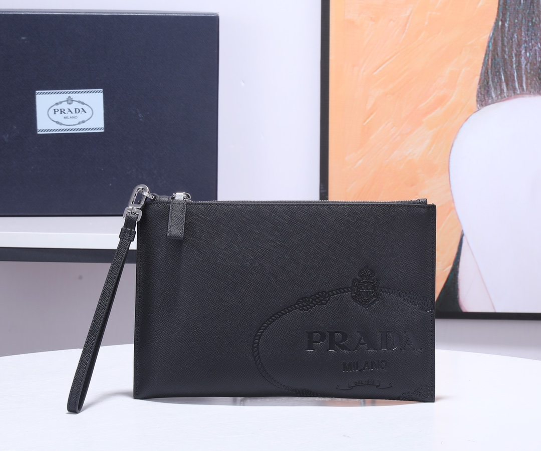 进口Saffiano十字纹牛皮+内里羊皮 大logo压印徽章 内置设卡位 容量超级大 放手机 香烟 钥匙 现金轻轻松松 放了东西更有型 时尚范儿 带有175代工码 size：28*18cm