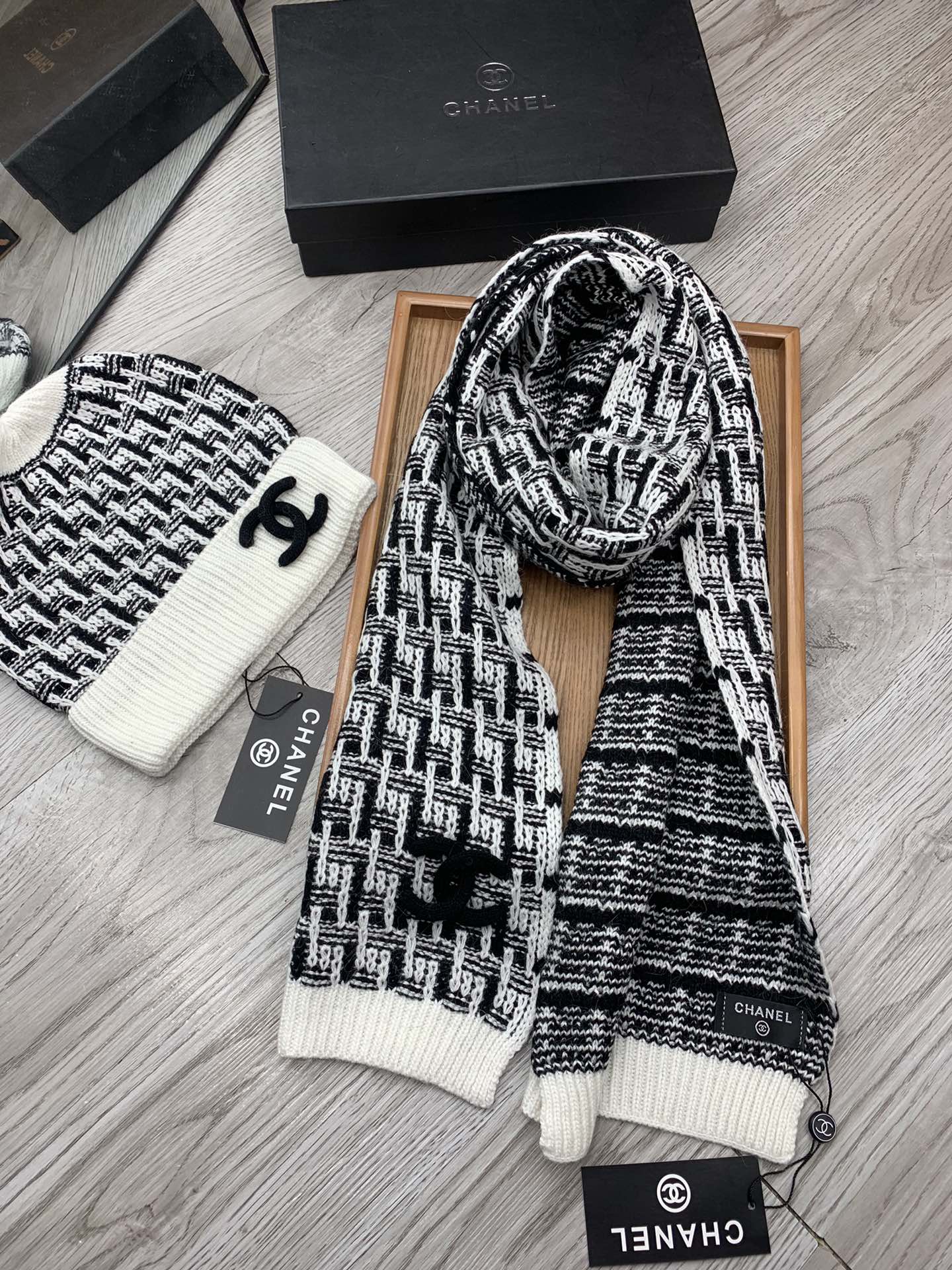 🌹。C家。【羊毛套装帽子】经典套装帽子！帽子➕围巾！材质：70%羊毛➕30%兔毛。暖暖哒超级舒服～冬日小姐姐减龄神器哦～