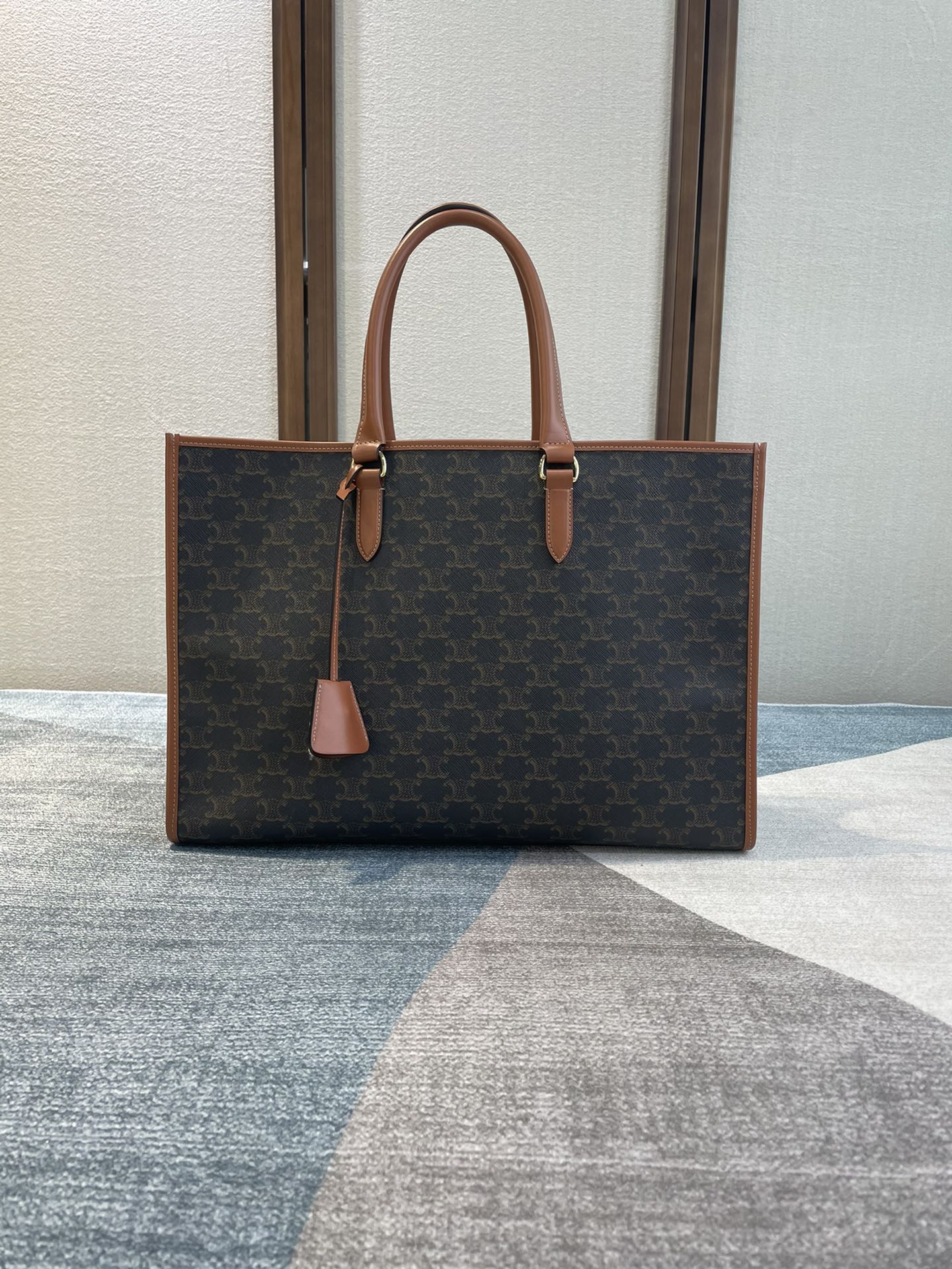 NO:206377,Original leather CELI_NE TRIOMPHE Spring horizontal CABAS Tote handbag versatile tote Classic Triumph Old-fashioned series Portable and not picky. Bloggers and celebrities recommend Calf leather PVC Fighter in large bags, scratch-resistant, lightweight, large capacity, fashionable and exquisite essential items Size: 43×30×10 Model number: 197912 PVC brown, Celine, Celine, Celine, cowhide19860909原厂皮 CELI_NE TRIOMPHE 春季横款CABAS 托特手袋百搭托特 经典凯旋老花系列 手提不挑人 博主明星极荐 小牛皮pvc 大包中的战斗机、耐刮、轻便、容量大、时髦精必备单品 尺寸: 43×30×10 款号: 197912 PVC棕,赛琳celine,celine,celine,cowhide,Bag