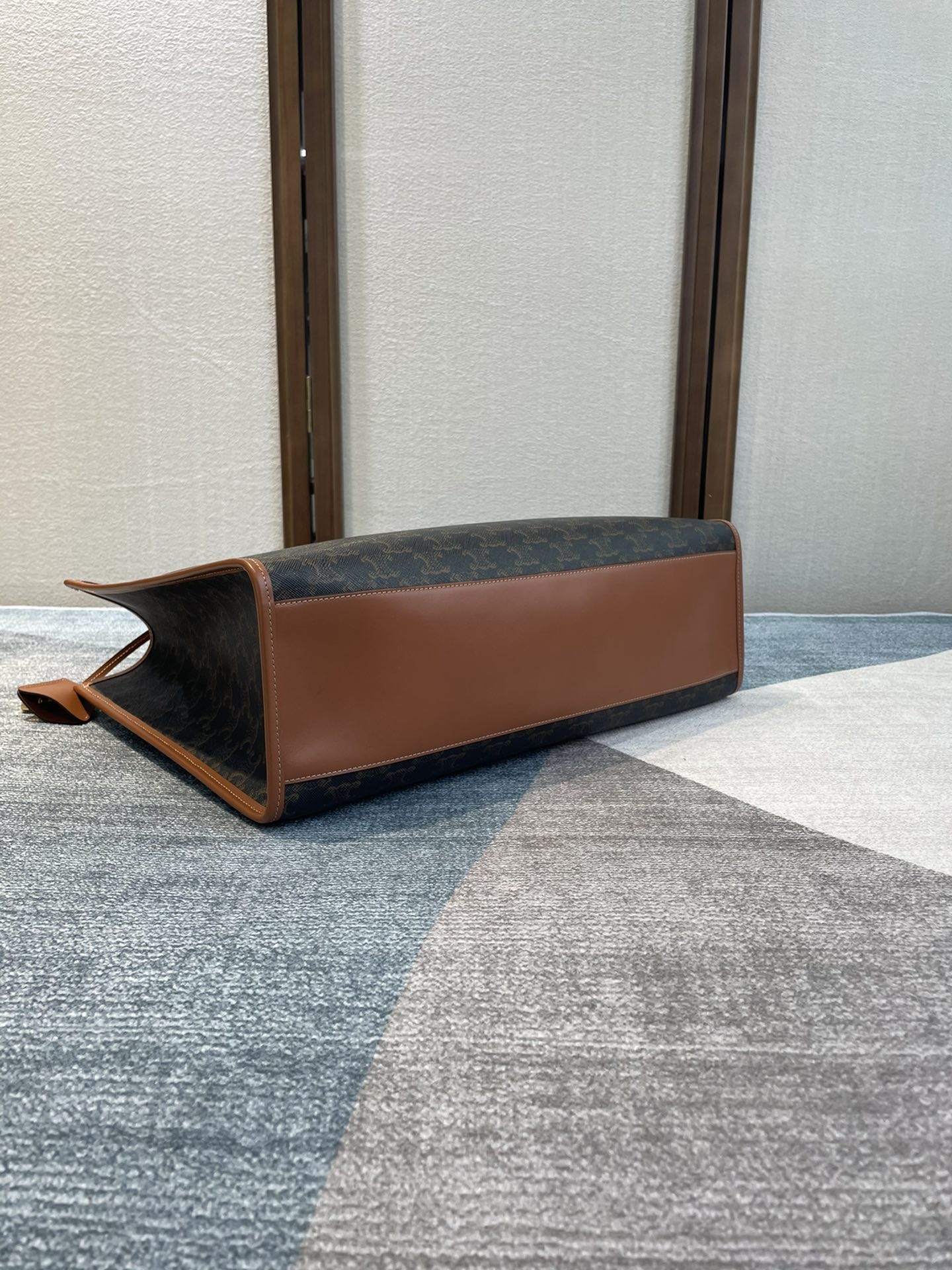 p730。 原厂皮 CELI_NE TRIOMPHE 2022春季横款CABAS 托特手袋百搭托特  经典凯旋老花系列 手提不挑人 博主明星极荐 小牛皮➕pvc 大包中的战斗机、耐刮、轻便、容量大、时髦精必备单品 
尺寸: 43×30×10
款号: 197912 PVC棕