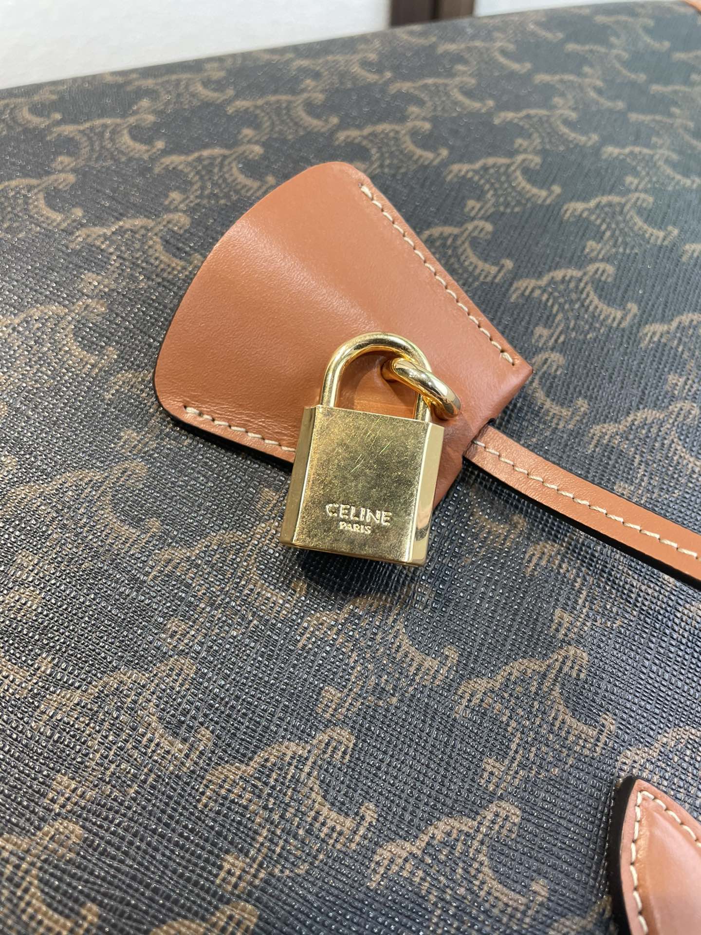 p730。 原厂皮 CELI_NE TRIOMPHE 2022春季横款CABAS 托特手袋百搭托特  经典凯旋老花系列 手提不挑人 博主明星极荐 小牛皮➕pvc 大包中的战斗机、耐刮、轻便、容量大、时髦精必备单品 
尺寸: 43×30×10
款号: 197912 PVC棕