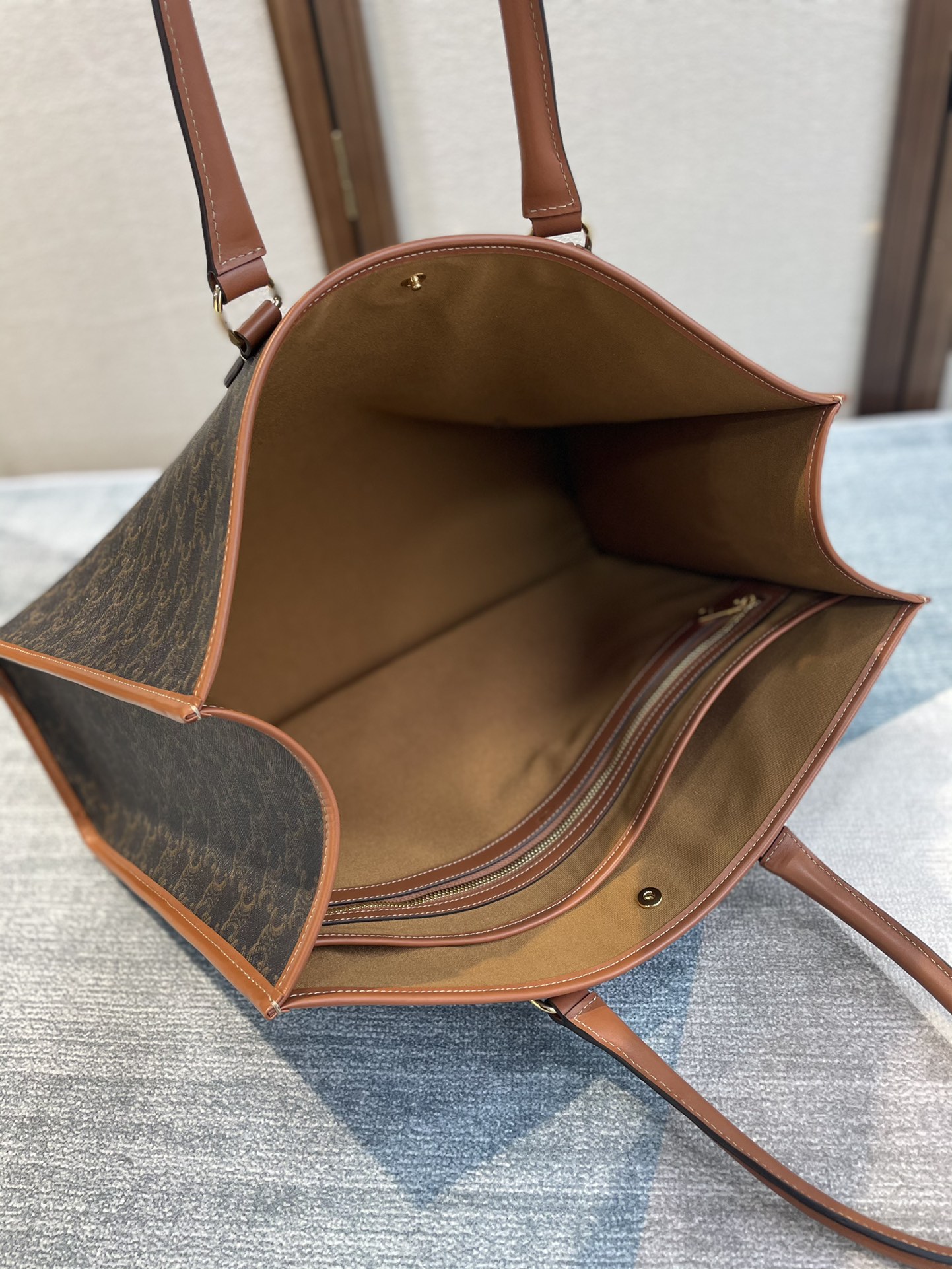 p730。 原厂皮 CELI_NE TRIOMPHE 2022春季横款CABAS 托特手袋百搭托特  经典凯旋老花系列 手提不挑人 博主明星极荐 小牛皮➕pvc 大包中的战斗机、耐刮、轻便、容量大、时髦精必备单品 
尺寸: 43×30×10
款号: 197912 PVC棕