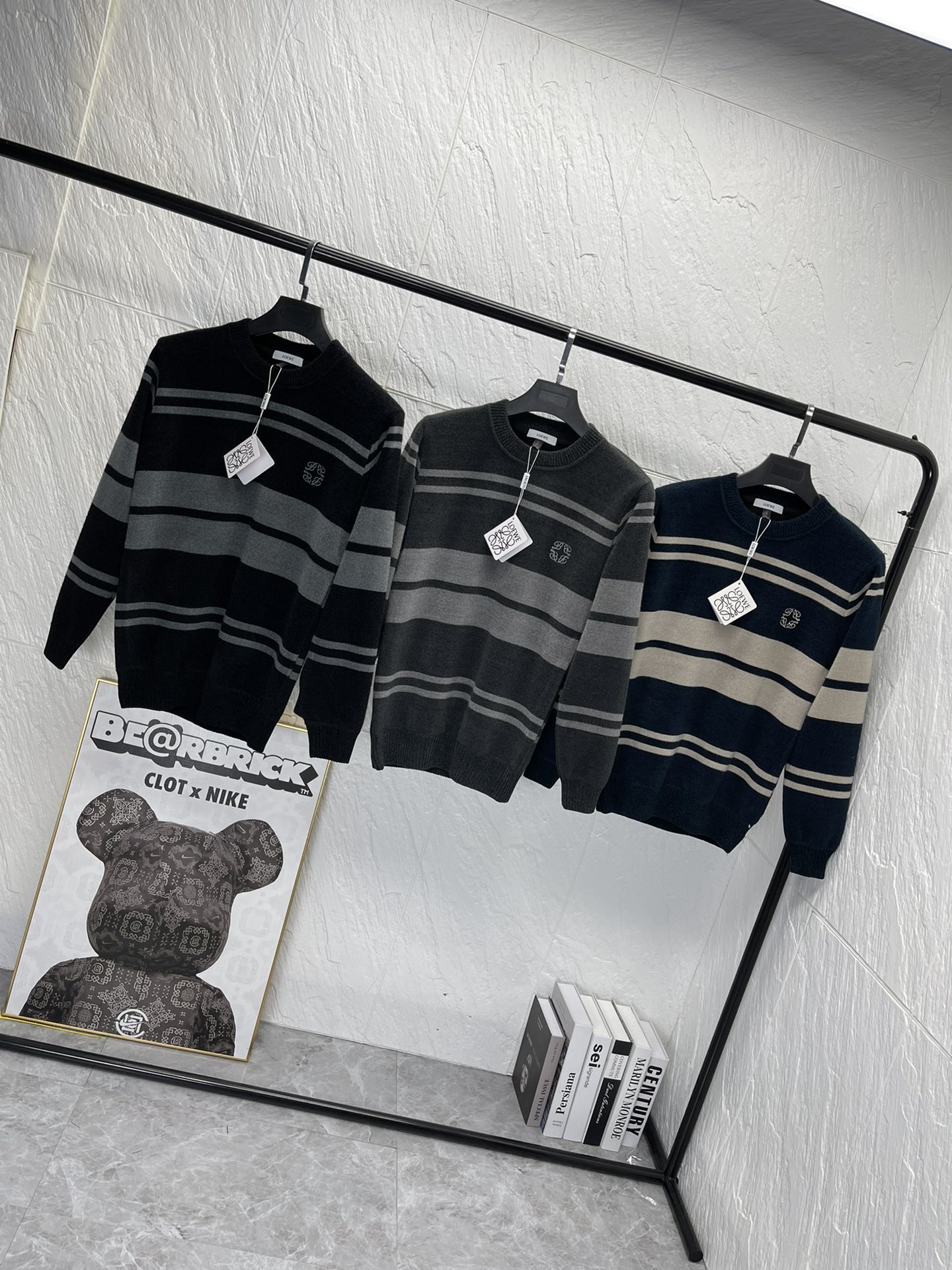 Yqdwj 罗意威21秋冬限定海外专柜彩条爆款毛衣独家首发三标齐全潮牌出街款男女同款通用版型采用羊毛混纺针织面料双彩条爆款领口个性破坏设计做工细腻克重足定制手缝木牌做工质感顶级实物更佳放大细节非市场普通版本拒绝 低端质量随意对比品质绝对保证 Ins博主力荐款各