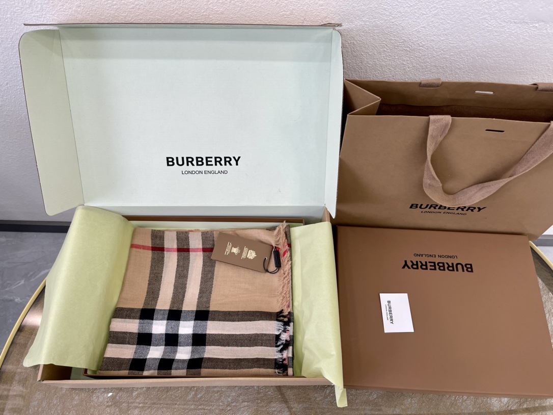 Burberry巴宝莉薄款丝毛经典长巾