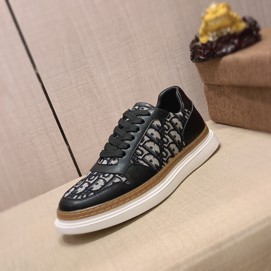 I0     原版1:1 迪奥* 官网•同款高•版本最新•爆款休闲鞋，专柜1:1。顶端品牌 奢侈～代购，顶级～质量。揣专柜同卖产品[强]鞋面選用进口透气牛皮搭配布面料材质➕透气羊皮内里•精细做工。原版个性时尚柔软橡膠耐磨防滑大底，上脚轻巧舒适，实物拍摄🎬實物更好看，广州码: 38-44。黑色，白色