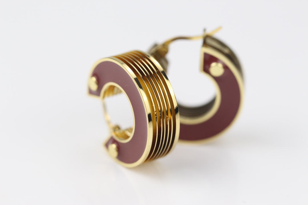 批95
 bottega venenta 新款耳环 与众不同的设计 个性十足 颠覆你对传统耳环的印象 使其魅力爆灯