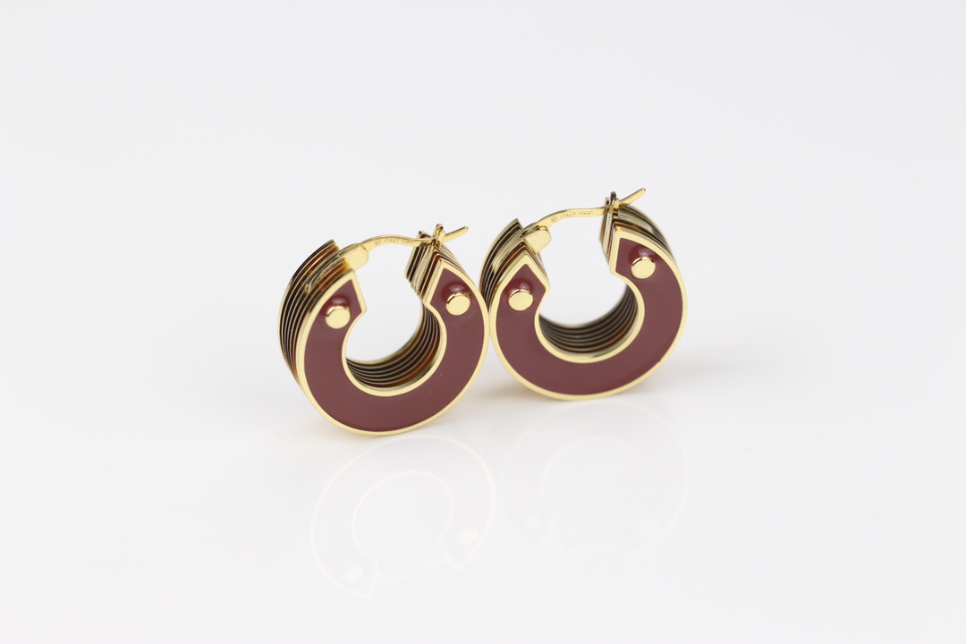 批95
 bottega venenta 新款耳环 与众不同的设计 个性十足 颠覆你对传统耳环的印象 使其魅力爆灯