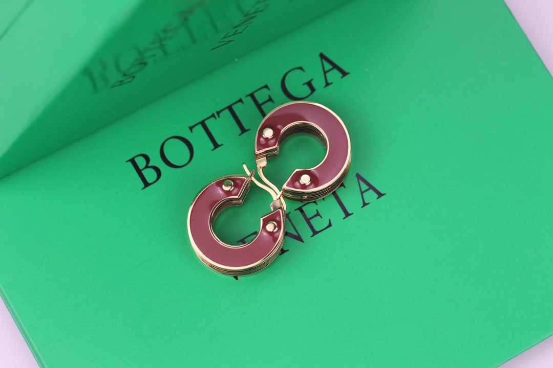 批95
 bottega venenta 新款耳环 与众不同的设计 个性十足 颠覆你对传统耳环的印象 使其魅力爆灯
