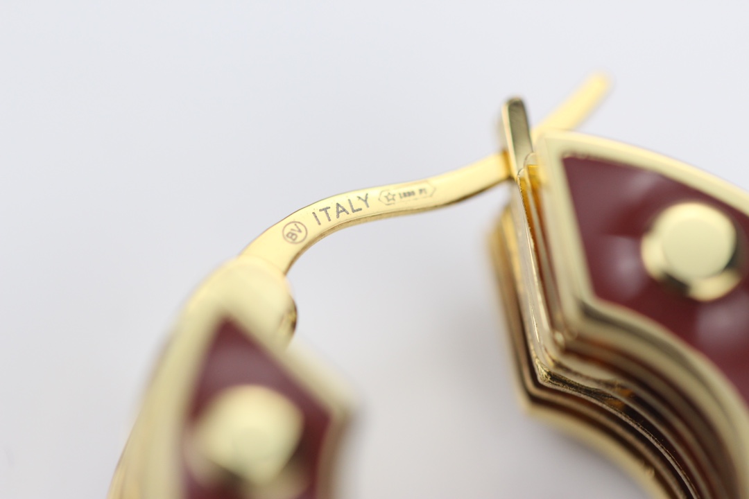 批95
 bottega venenta 新款耳环 与众不同的设计 个性十足 颠覆你对传统耳环的印象 使其魅力爆灯