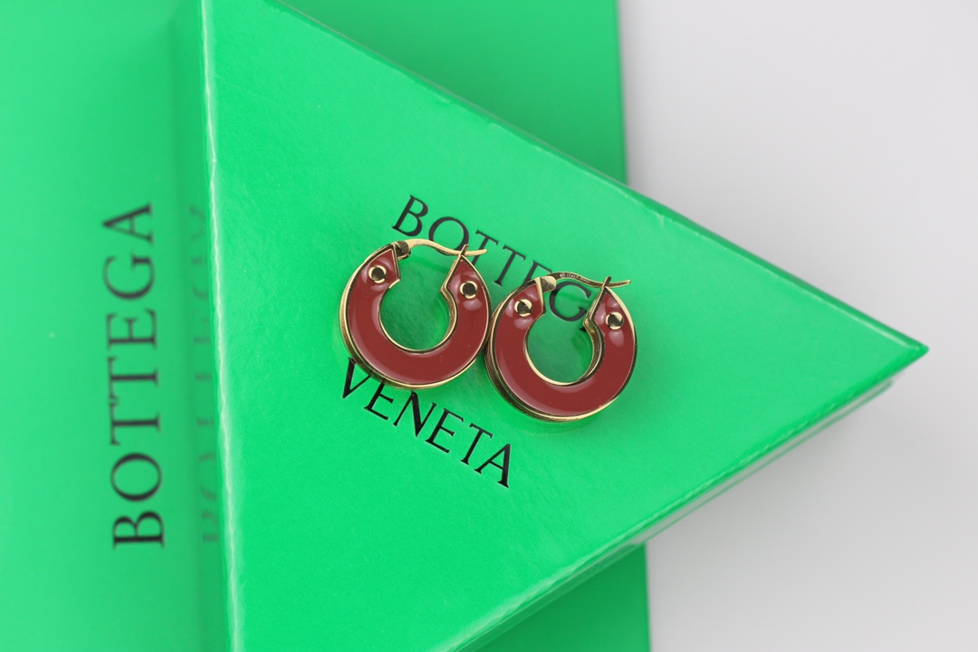 批95
 bottega venenta 新款耳环 与众不同的设计 个性十足 颠覆你对传统耳环的印象 使其魅力爆灯