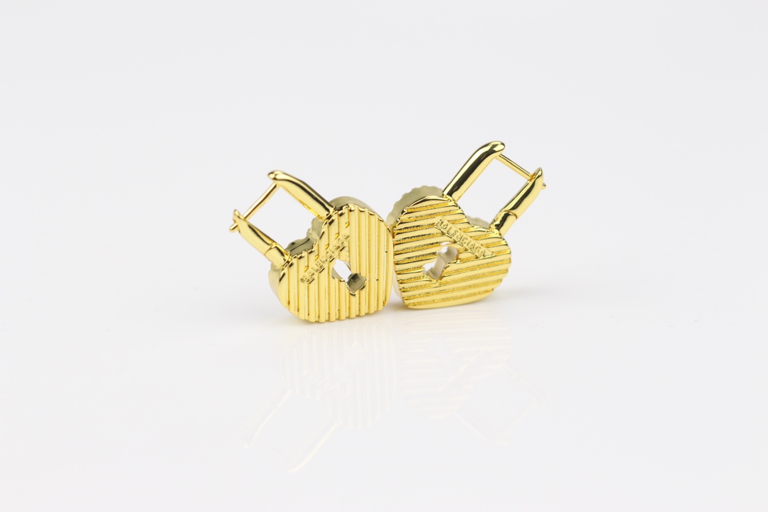 批75
新款 巴黎世家 balenciaga 新款耳环🔹专柜一致黄铜材质电镀18k金 火爆款出货 设计独特 前卫 美女必备