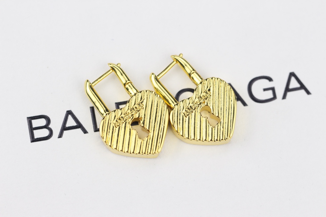 批75
新款 巴黎世家 balenciaga 新款耳环🔹专柜一致黄铜材质电镀18k金 火爆款出货 设计独特 前卫 美女必备