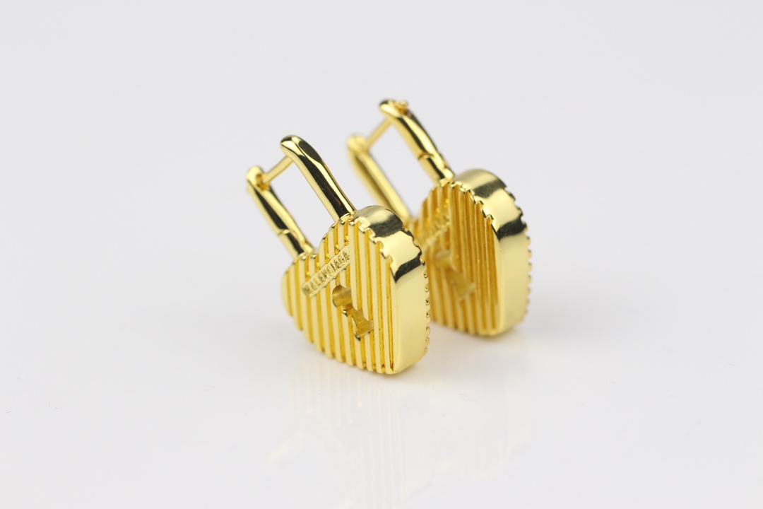 批75
新款 巴黎世家 balenciaga 新款耳环🔹专柜一致黄铜材质电镀18k金 火爆款出货 设计独特 前卫 美女必备