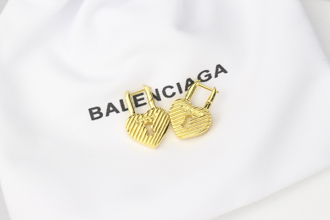 批75
新款 巴黎世家 balenciaga 新款耳环🔹专柜一致黄铜材质电镀18k金 火爆款出货 设计独特 前卫 美女必备