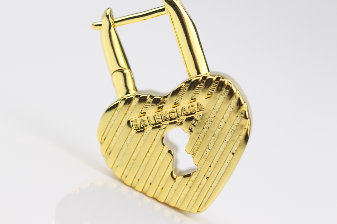 批75
新款 巴黎世家 balenciaga 新款耳环🔹专柜一致黄铜材质电镀18k金 火爆款出货 设计独特 前卫 美女必备