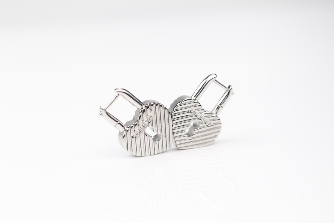 批75
新款 巴黎世家 balenciaga 新款耳环🔹专柜一致黄铜材质电镀18k金 火爆款出货 设计独特 前卫 美女必备