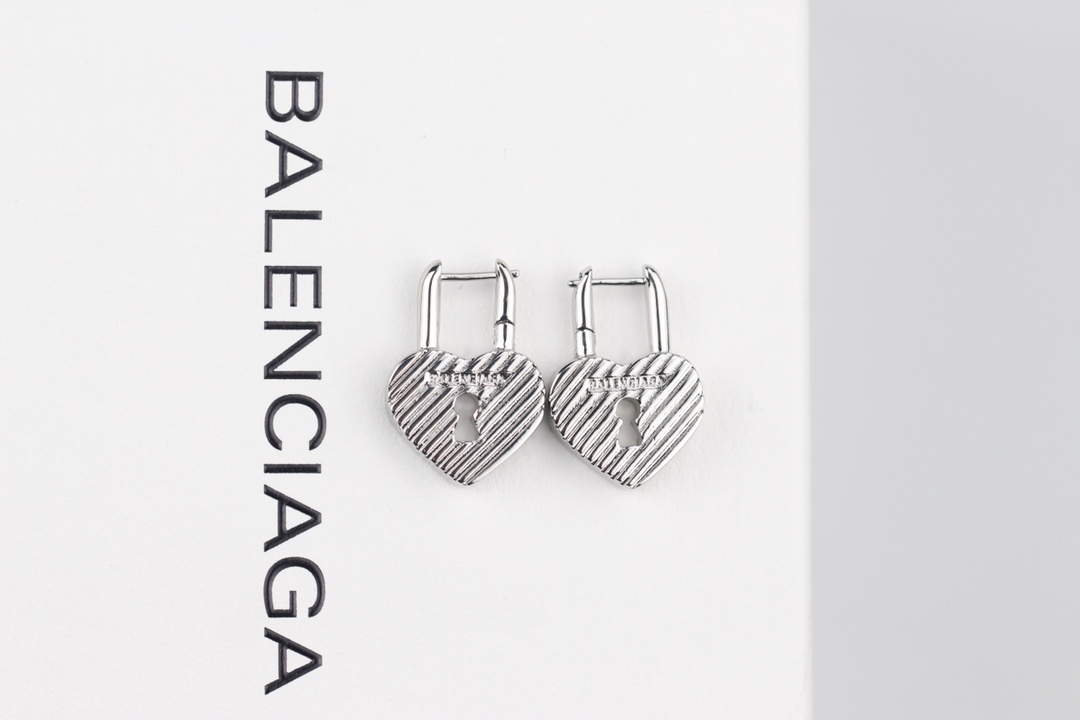 批75
新款 巴黎世家 balenciaga 新款耳环🔹专柜一致黄铜材质电镀18k金 火爆款出货 设计独特 前卫 美女必备