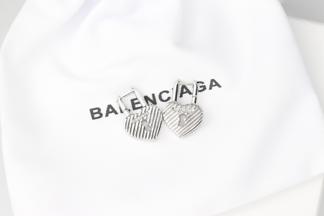 批75
新款 巴黎世家 balenciaga 新款耳环🔹专柜一致黄铜材质电镀18k金 火爆款出货 设计独特 前卫 美女必备