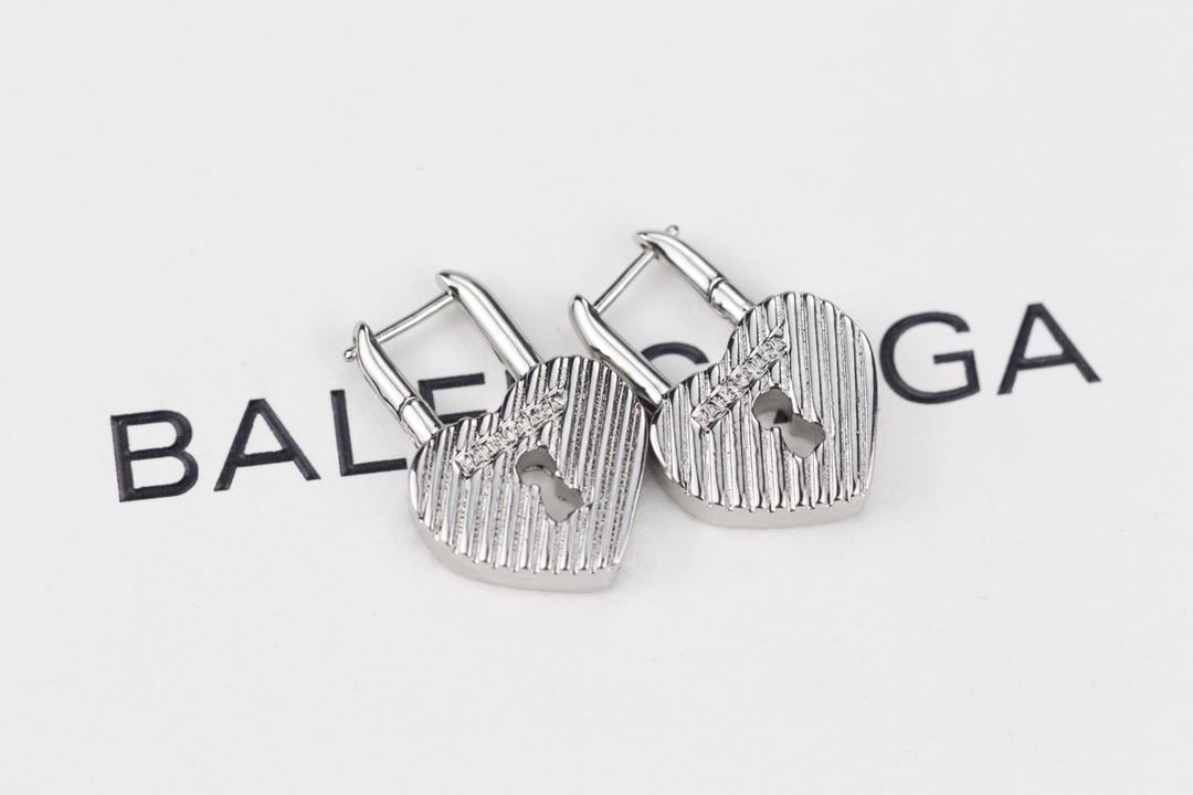 批75
新款 巴黎世家 balenciaga 新款耳环🔹专柜一致黄铜材质电镀18k金 火爆款出货 设计独特 前卫 美女必备