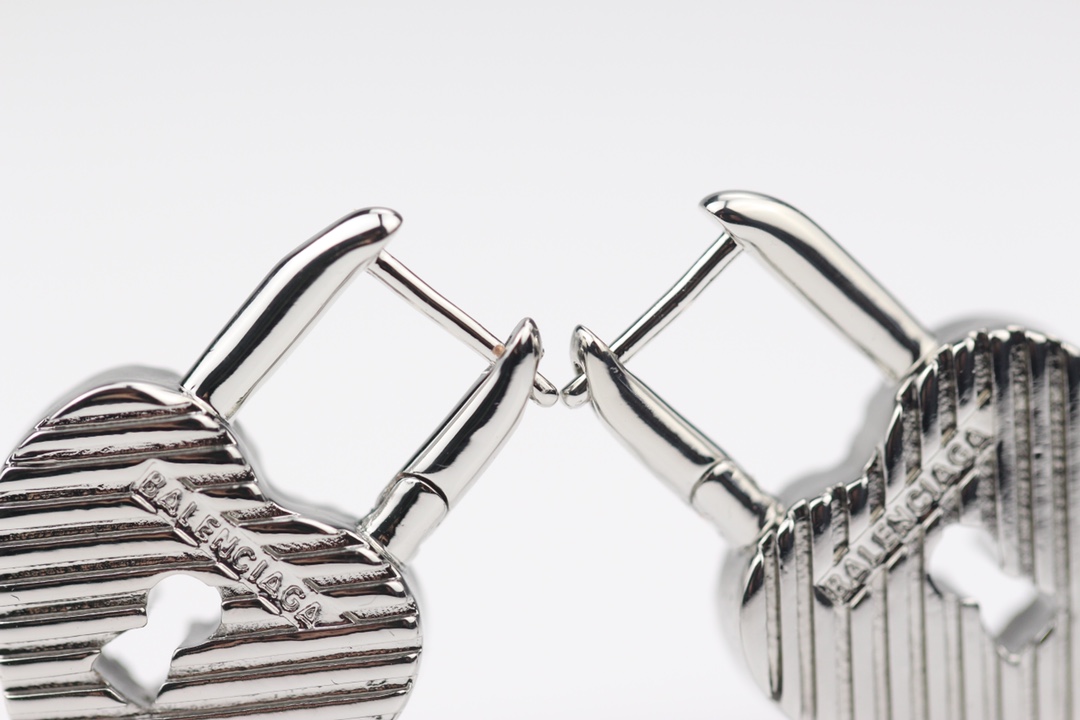 批75
新款 巴黎世家 balenciaga 新款耳环🔹专柜一致黄铜材质电镀18k金 火爆款出货 设计独特 前卫 美女必备