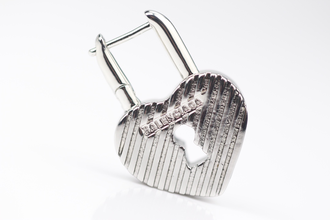 批75
新款 巴黎世家 balenciaga 新款耳环🔹专柜一致黄铜材质电镀18k金 火爆款出货 设计独特 前卫 美女必备
