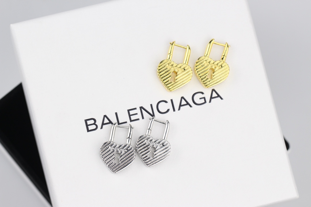 批75
新款 巴黎世家 balenciaga 新款耳环🔹专柜一致黄铜材质电镀18k金 火爆款出货 设计独特 前卫 美女必备