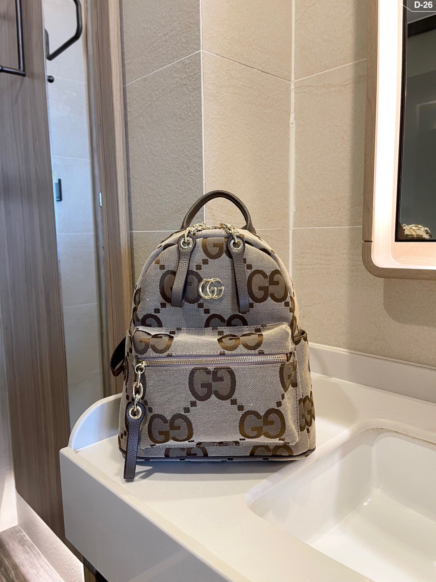 J5 爆款双肩出货 男女背都好看 作为一只合格的双肩包 一定要好看 舒适 耐造 背包比较大 远途旅行带它准没错 也是学生党的最佳选择 超级实用 再适合不过小哥哥们和高挑的小姐姐啦 尺寸28.13.31