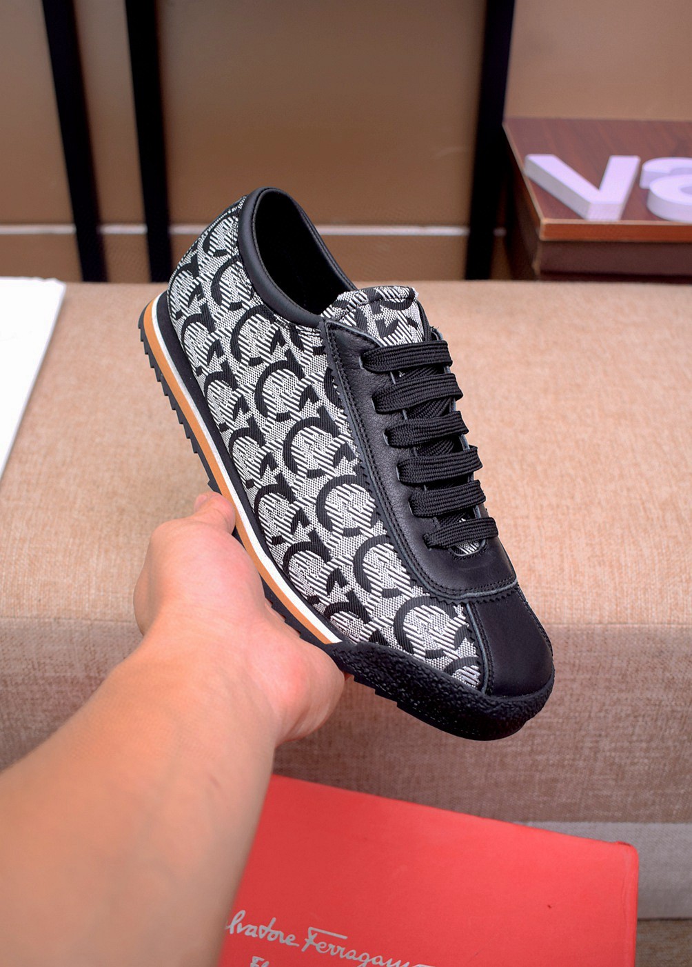 I5 ，高端精品，菲拉格慕Ferragamo，意大利进口小牛皮面搭配透气网布，透气内里，质感极强，柔软舒适，严选用料只为打造更为舒适的穿着体验，原版鞋楦，原版大底，