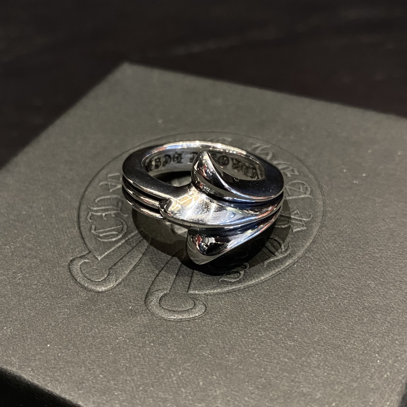Chrome Hearts 𝐂𝐡𝐫𝐨𝐦𝐞 𝐡𝐞𝐚𝐫𝐭𝐬 克罗心HALF半边鸢尾戒指