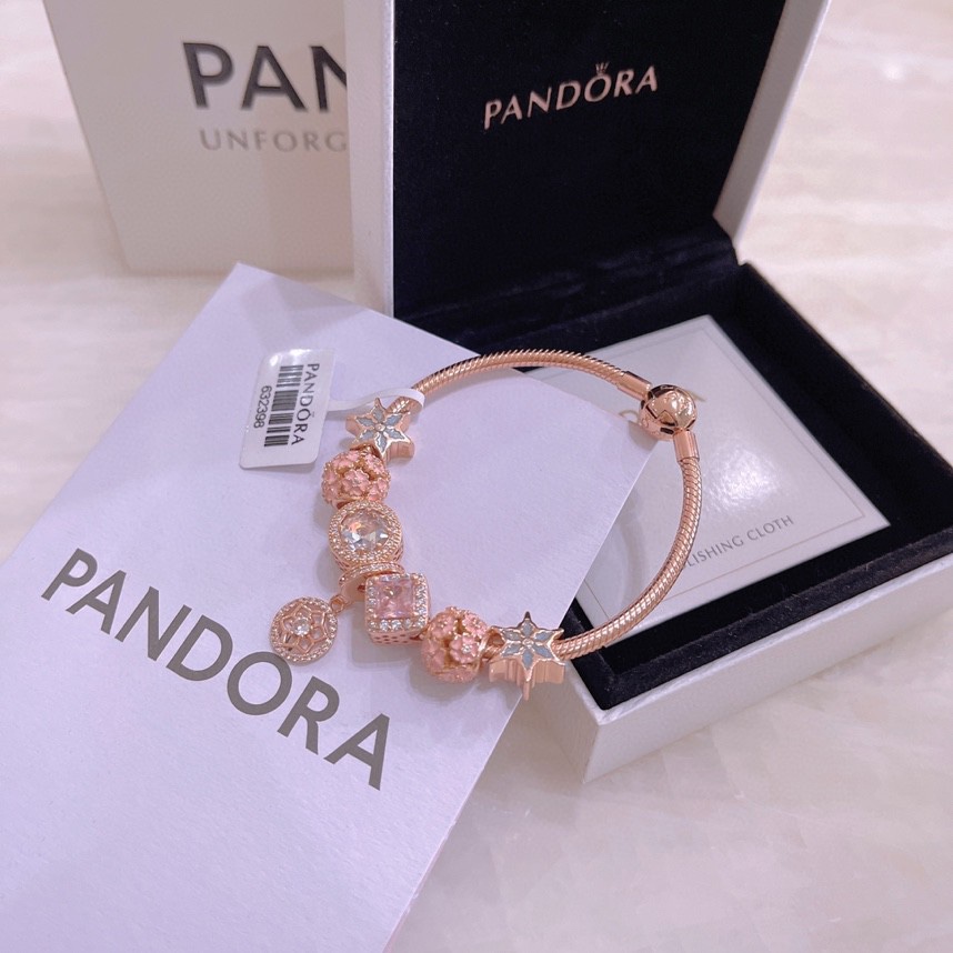 圣诞节礼物   175潘多拉手链手镯 Pandora 手链抖音网红 直播带货，每一颗配件都有其含义，证明出潘多拉手PANDORA💋【潘多拉 】💘
925纯银手链，17厘米-21厘米
🎊配送专柜包装盒
一件代发！🌹🌹🌹