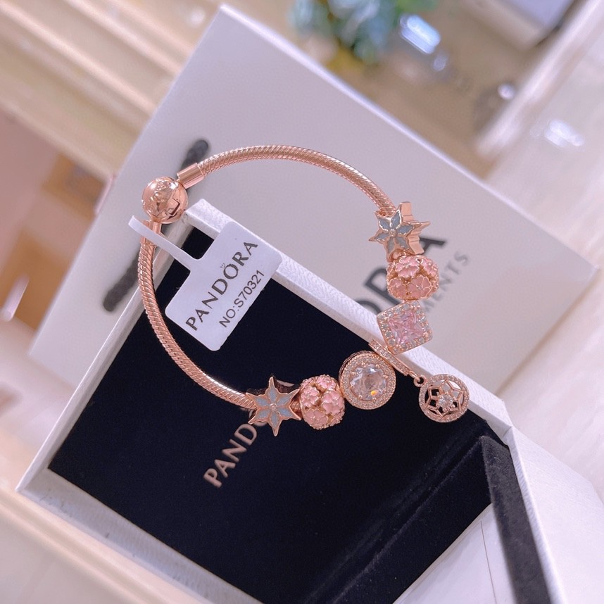 圣诞节礼物   175潘多拉手链手镯 Pandora 手链抖音网红 直播带货，每一颗配件都有其含义，证明出潘多拉手PANDORA💋【潘多拉 】💘
925纯银手链，17厘米-21厘米
🎊配送专柜包装盒
一件代发！🌹🌹🌹