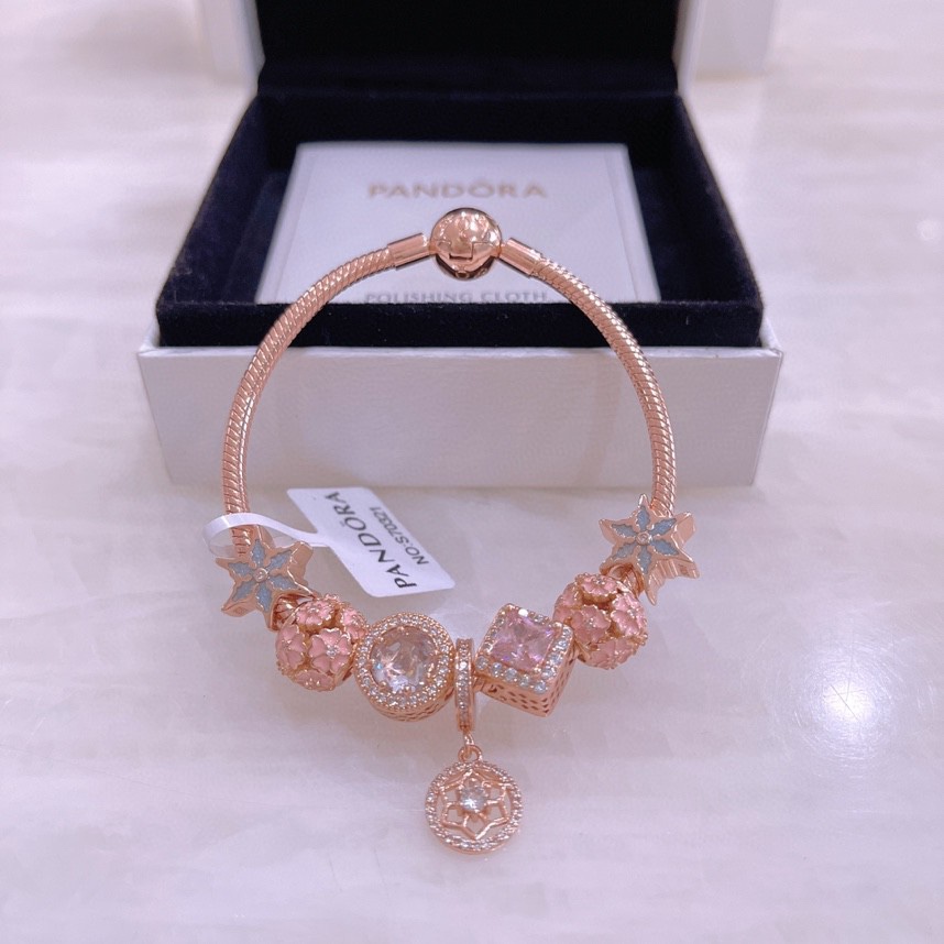 圣诞节礼物   175潘多拉手链手镯 Pandora 手链抖音网红 直播带货，每一颗配件都有其含义，证明出潘多拉手PANDORA💋【潘多拉 】💘
925纯银手链，17厘米-21厘米
🎊配送专柜包装盒
一件代发！🌹🌹🌹