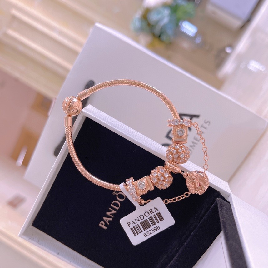 圣诞节礼物   175潘多拉手链手镯 Pandora 手链抖音网红 直播带货，每一颗配件都有其含义，证明出潘多拉手PANDORA💋【潘多拉 】💘
925纯银手链，17厘米-21厘米
🎊配送专柜包装盒
一件代发！🌹🌹🌹