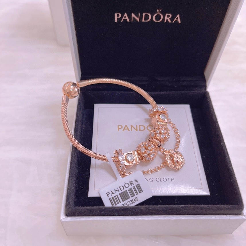 圣诞节礼物   175潘多拉手链手镯 Pandora 手链抖音网红 直播带货，每一颗配件都有其含义，证明出潘多拉手PANDORA💋【潘多拉 】💘
925纯银手链，17厘米-21厘米
🎊配送专柜包装盒
一件代发！🌹🌹🌹